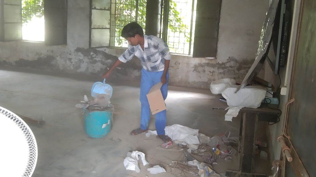 https://www.jagranimages.com/images/newimg/09092025/09_09_2025-students_jhaadu_pocha_in_school_24040967.jpg