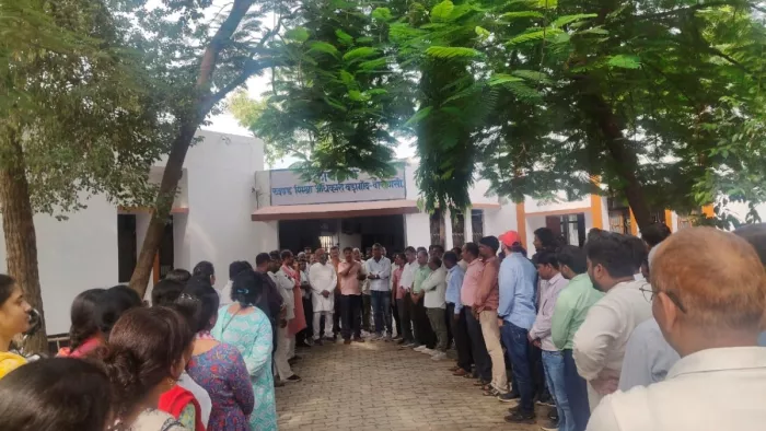 वाराणसी में टीईटी के विरोध में उतर गए शिक्षक।