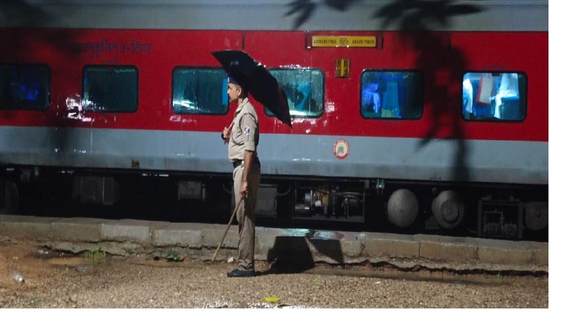 https://www.jagranimages.com/images/newimg/09092025/09_09_2025-train_on_koderma_24041253.jpg