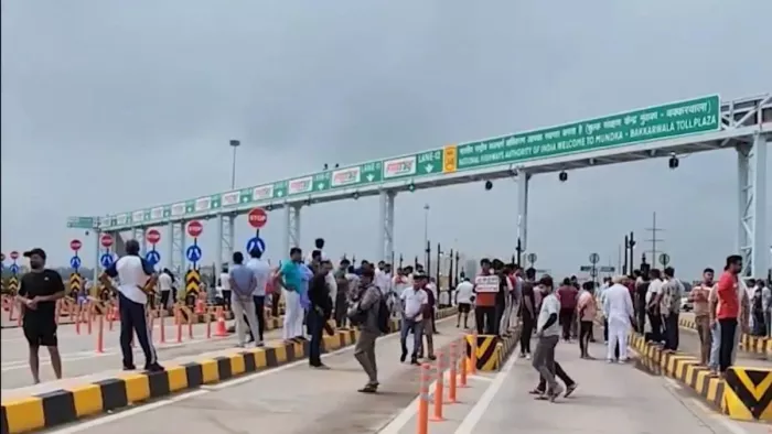टोल लगने से छोटे ट्रांसपोर्टर का खर्च बढ़ा।