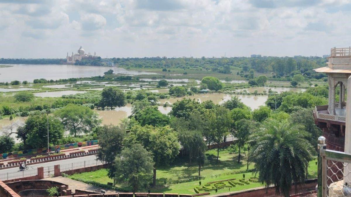 https://www.jagranimages.com/images/newimg/09092025/09_09_2025-water_near_taj_24040621.jpg