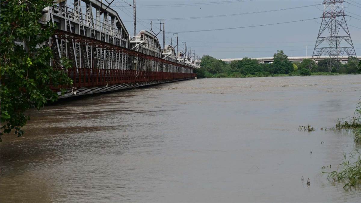https://www.jagranimages.com/images/newimg/09092025/09_09_2025-yamuna_flood_update_24040580.jpg