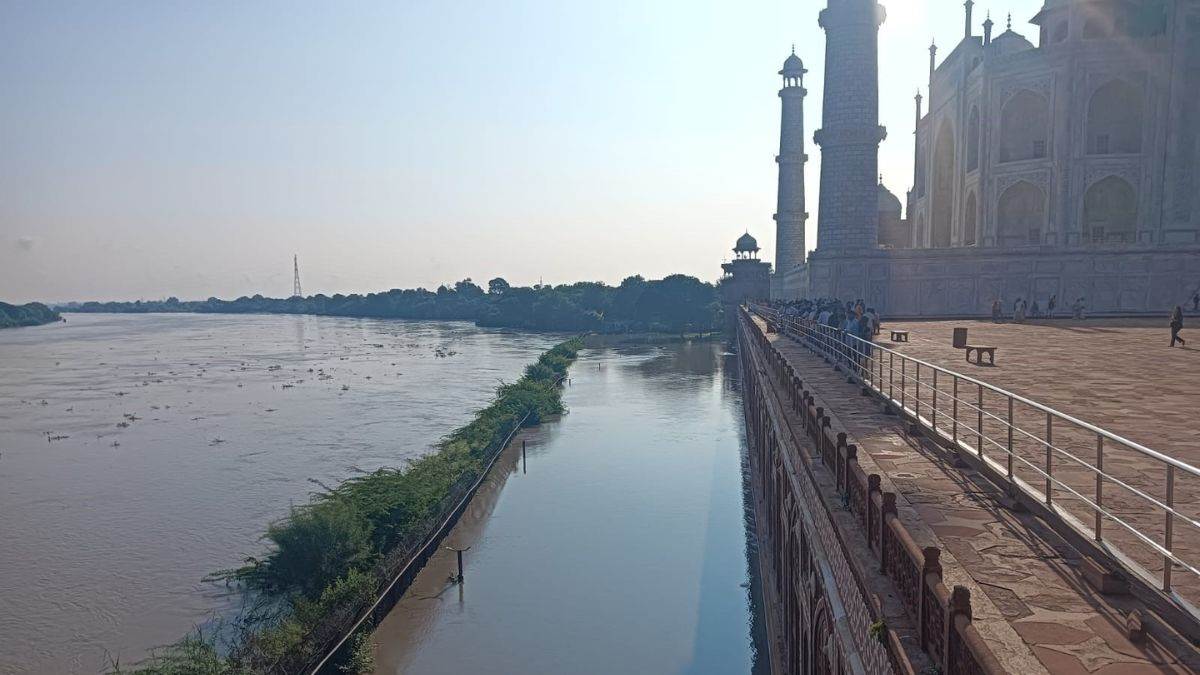 https://www.jagranimages.com/images/newimg/09092025/09_09_2025-yamuna_near_taj_agra_24040744.jpg
