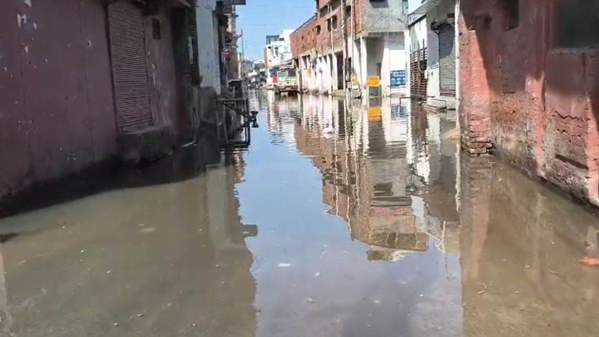 https://www.jagranimages.com/images/newimg/09092025/09_09_2025-yamuna_water_in_belanganj_market_24040698.jpg