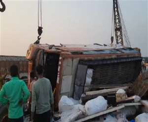 अमहट पुल पर दुर्घटनाग्रस्त बस को हटाने के लिए लगी क्रेन। जागरण