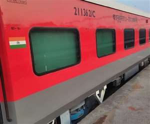 गोरखपुर पहुंचे एनईआर के तीन इकोनामी एसी कोच। जागरण