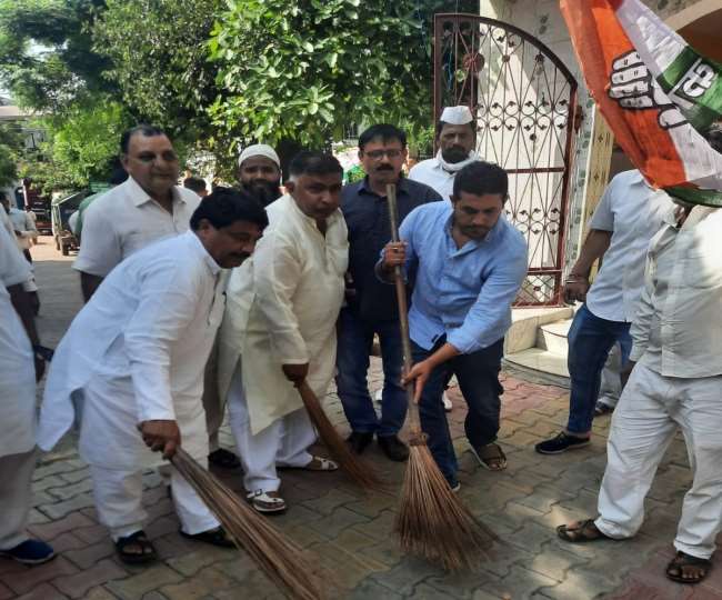 मेरठ में कांग्रेस नेताओं ने शनिवार को वाल्मीकि मंदिर पर झाड़ू लगाई।
