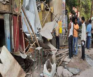 रेलवे स्टेशन रोड से हटाया जा रहा अतिक्रमण। जागरण