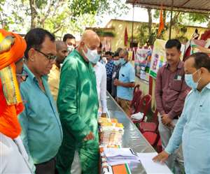 मेले में स्टाल का निरीक्षण करते कृषि मंत्री सूर्यप्रताप शाही। जागरण