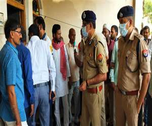 धनघटा के लहुरे गांव में घायल शैलेंद्र वर्मा से मिलने जाते आइजी अनिल राय व एसपी डा.कौस्तुभ। जागरण