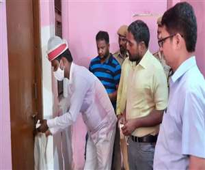 कोटवा बाजार में अल्ट्रासाउंड सील कराते एसडीएम अरविदं कुमार। जागरण