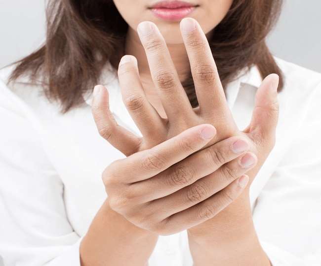 Tingling in Hands Feet अक्सर हाथपैरों में झनझनाहट महसूस करते हैं तो