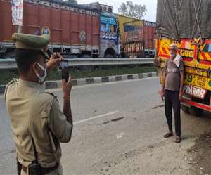 सोनौली काली मंदिर के पास कतार से आगे आई ट्रक का चालान काटते चौकी प्रभारी स्वतंत्र कुमार सिंह । जागरण