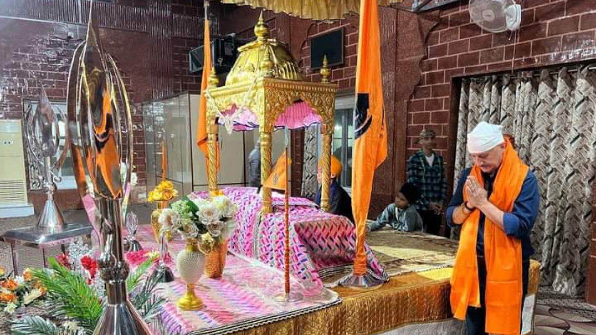 https://www.jagranimages.com/images/newimg/09102022/09_10_2022-anupam_kher_at_gurudwara_23128286.jpg