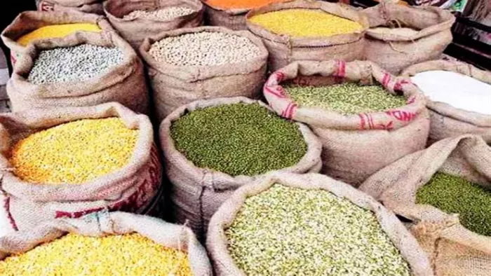 दालों के नए रेट लागू हो गए हैं और राशन कार्ड धारकों को इन्हीं दाम पर दालें मिलेंगी।