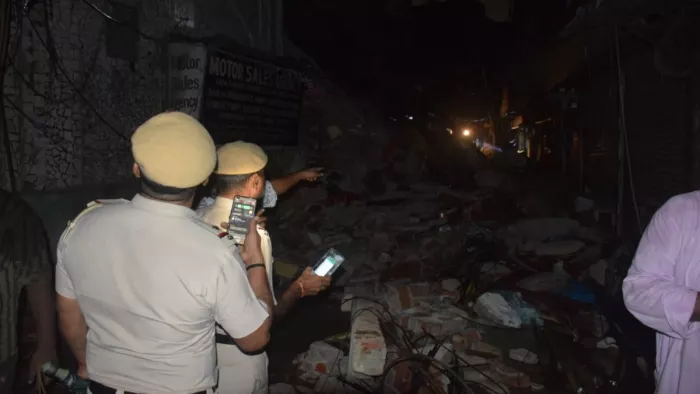 दिल्ली में भरभराकर गिरा मकान, चार लोग मलबे में दबे; कई लोगों को किया रेस्क्यू