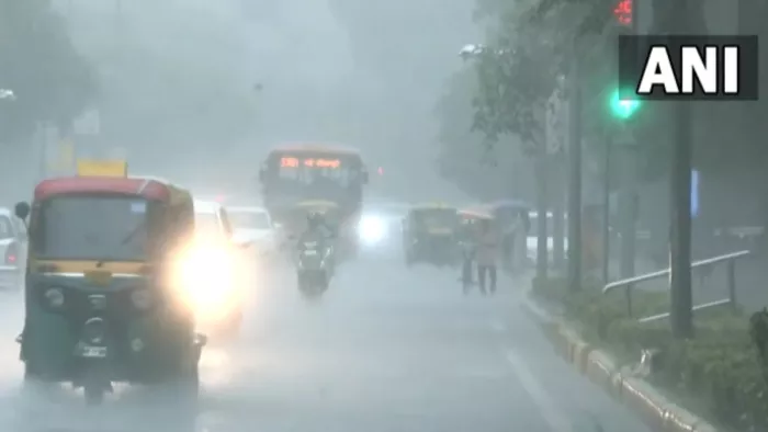 Delhi NCR Rain: दिल्ली-NCR में नॉनस्टॉप बारिश ने आम जनजीवन पर लगाया ब्रेक