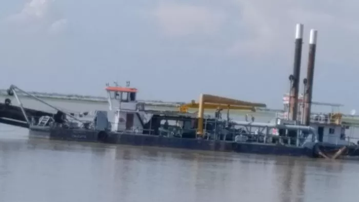 भागलपुर गंगा में ड्रेजिंग मशीन (जहाज), इसी से हुआ हादसा।