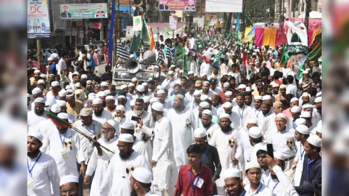 Eid Miladunnabi 2022 कानपुर में जुलूस निकलने के दौरान अफसर लेते रहे निगरानी।