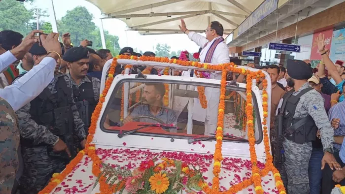 गगल स्थित कांगड़ा एयरपोर्ट पर पहुंचे जेपी नड्डा।