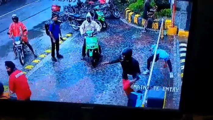 Noida Viral Video: सोसायटी में एंट्री को लेकर डिलीवरी ब्वॉय ने गार्ड के साथ की मारपीट, जमकर चले लात-घूंसे