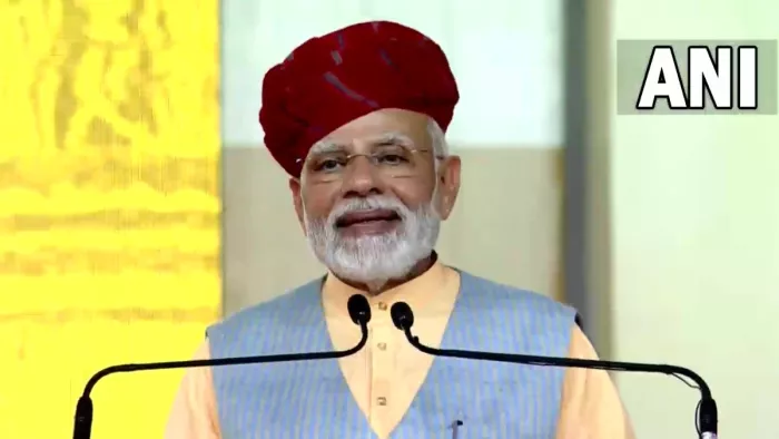 प्रधानमंत्री नरेन्द्र मोदी ने रविवार को मेहसाणा के मोढेरा में कई परियोजनाओं का उद्घाटन और शिलान्यास किया।
