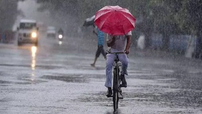 UP Weather Update: यूपी के कई जिलों में मध्यम से तेज बारिश के आसार हैं।