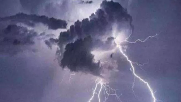 फुटबाल मैच के दौरान बज्रपात होने से दो लोगों की मौत। (फाइल फोटो)