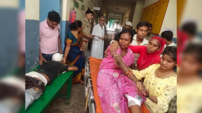उन्नाव में ऊगू कस्बे में लगे मेले में गुब्बारों में गैस भरने वाले सिलेंडर फटने से दो की मौत।