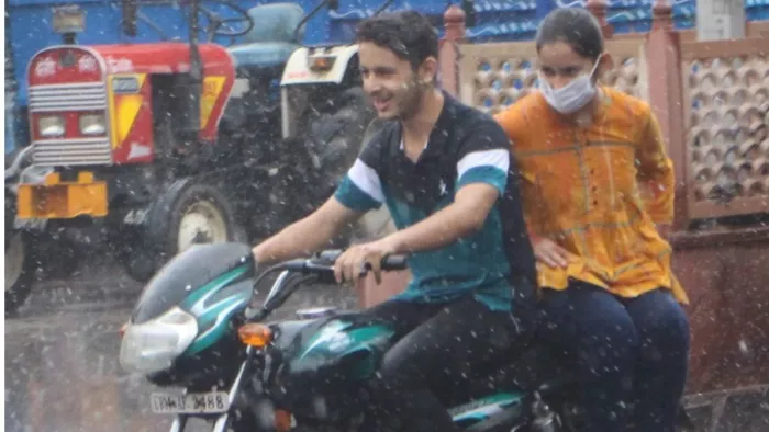 Delhi Rains: दिल्ली में बारिश ने तोड़ा साल 2007 का रिकार्ड, गुलाबी ठंड ने दी राजधानी में दस्तक
