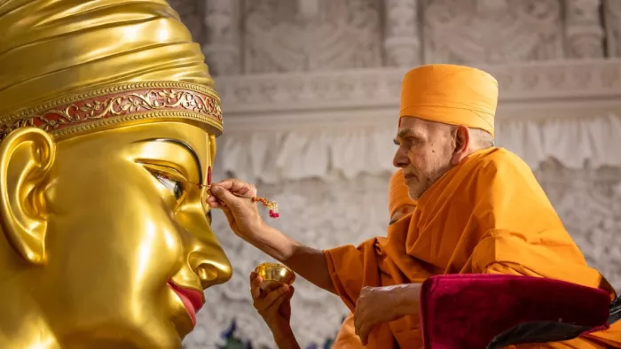 बीएपीएस के प्रकट आध्यात्मिक गुरु, परम पूज्य महंतस्वामी महाराज मंदिर को विश्वकल्याण के लिए लोकार्पित करते हुए।