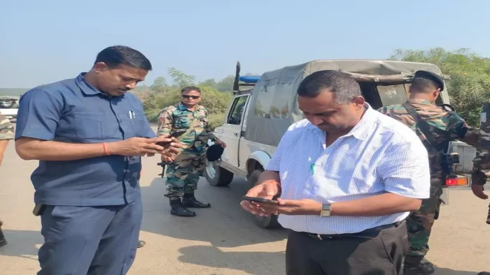 स्वास्थ्य मंत्री ने घायल व्यक्ति की मदद की।
