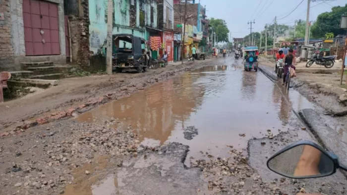 फोटो : आलमगीरपुर के समीप जर्जर एनएच पर बने गढ्ढे में जमा बारिश का पानी। जागरण