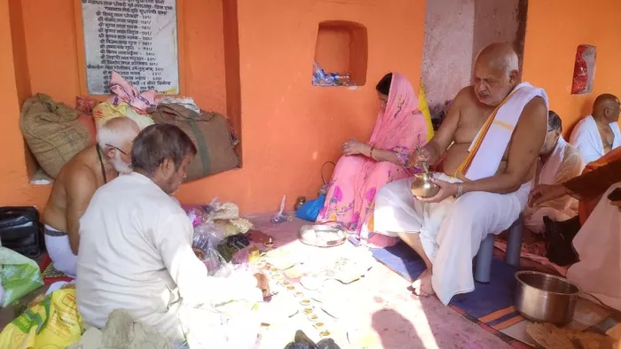 उत्तर प्रदेश के कृषि मंत्री पत्नी संग पहुंचे बिहार, पितरों के मोक्ष की कामना के लिए गया जी में कर रहे पिंडदान