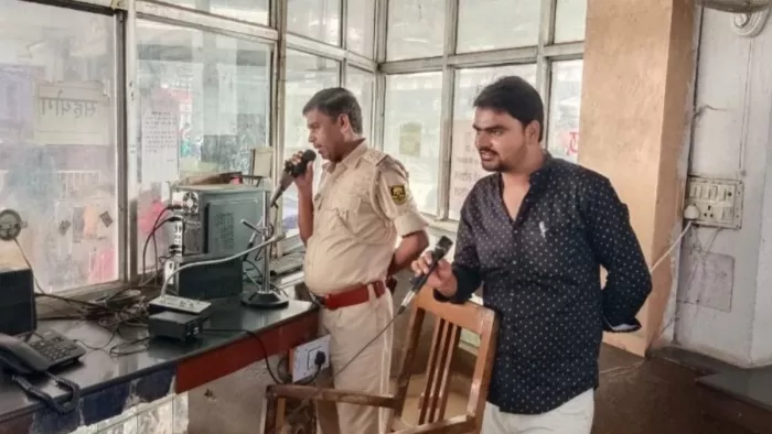 पूछताछ केंद्र पर नशाखुरानों के खिलाफ अनाउंसिंग से सचेत करते साइबर सेल के प्रभारी