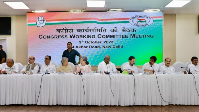 कांग्रेस कार्य समिति की बैठक में मौजूद रहे कई वरिष्ठ कांग्रेस नेता