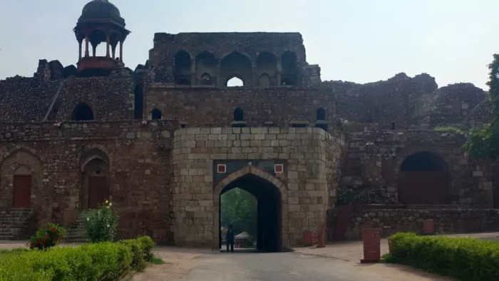 पुराना किला के प्रवेश द्वार के ऊपर एक तरफ का टूट चुका गुंबद। जागरण।