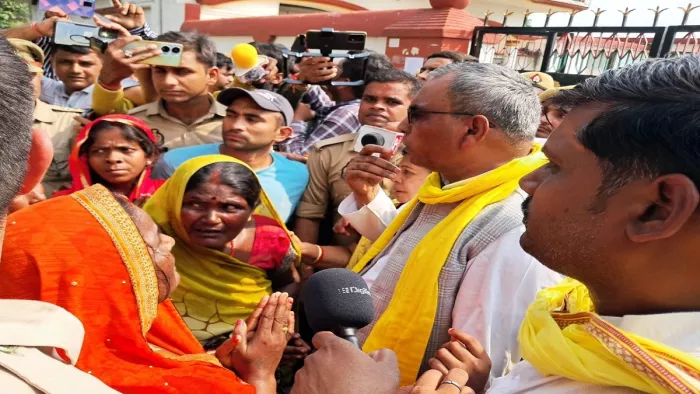 हत्याकांड के पीड़ित परिवारों से मिले ओपी राजभर