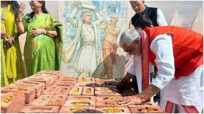 अबू धाबी में मंदिर में शिलापूजन करते केंद्रीय मंत्री अश्विनी चौबे