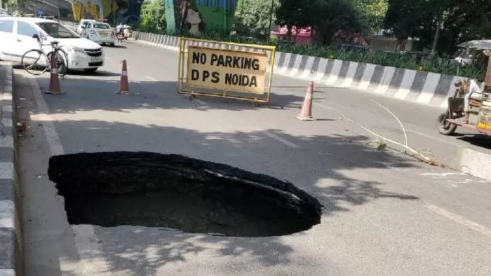 नोएडा में गाड़ियों की आवाजाही के बीच अचानक धंसा सड़क का 15 फीट हिस्सा
