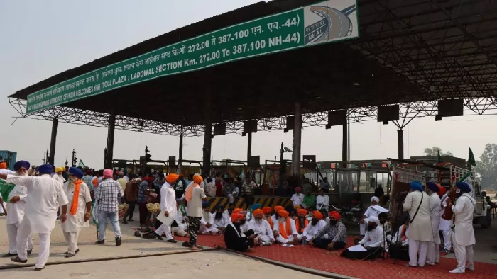 पुलिस की मौजूदगी में किसानों ने लाडोवाल टोल प्लाजा पर किया 'कब्जा'