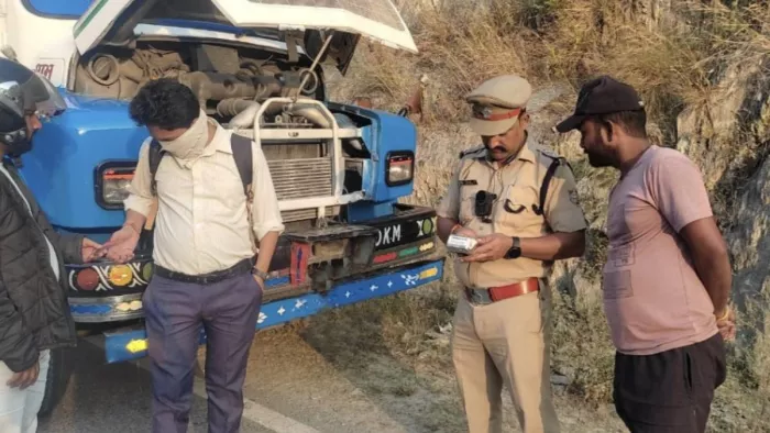 Traffic Rules: नियमों के उल्लंघन पर 16 वाहन चालकों के चालान