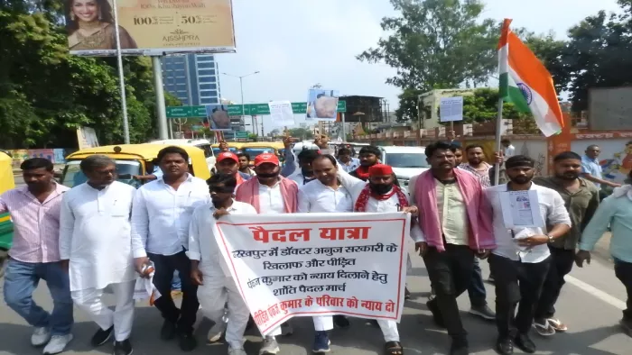 डॉक्टर के खिलाफ पैदल मार्च करते विभिन्न संगठन के लोग। जागरण