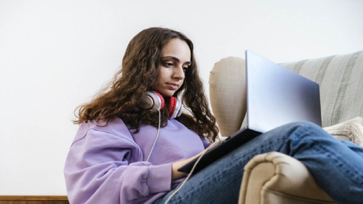 https://www.jagranimages.com/images/newimg/09102024/09_10_2024-best-lenovo-laptop-under-100000_23813052.jpg