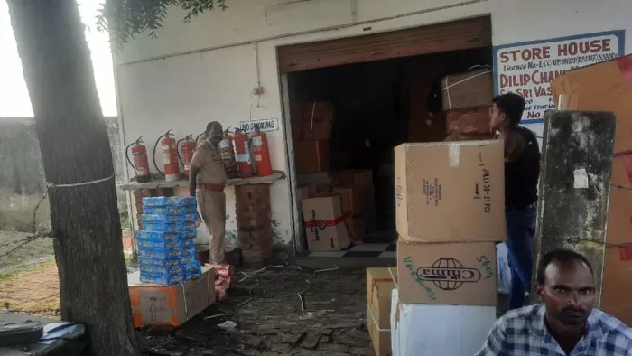 पटाखों के गोदाम व दुकानों की जांच करती अग्निशमन विभाग की टीम