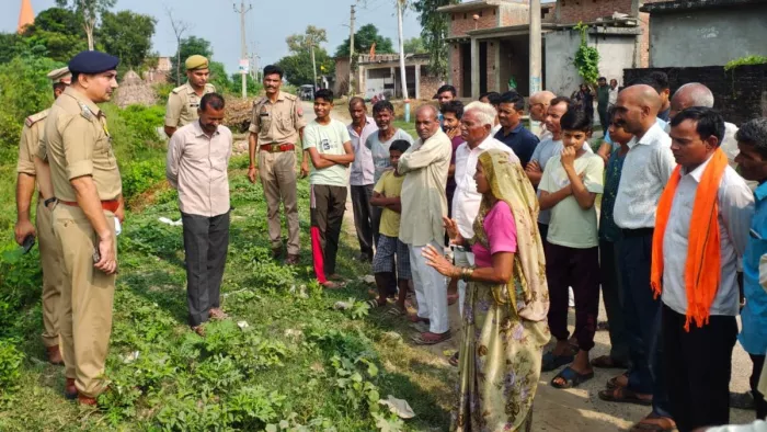 गांव उदयपुर में युवती की मौत के बाद ग्रामीणों व स्वजनों से जानकारी करते सीओ। जागरण