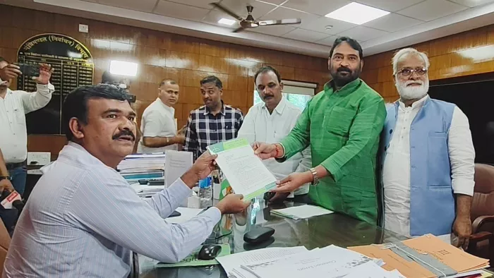 झामुमो का फॉर्म और महासचिव विनोद पांडेय के नेतृत्व में राज्य निर्वाचन पदाधिकारी को ज्ञापन देता JMM का प्रतिनिधिमंडल। जागरण