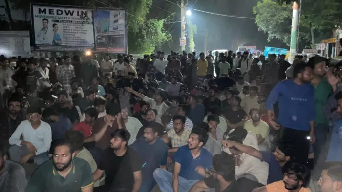 कटिहार-पूर्णिया सड़क मार्ग पर प्रदर्शन करते एमबीबीएस छात्र।