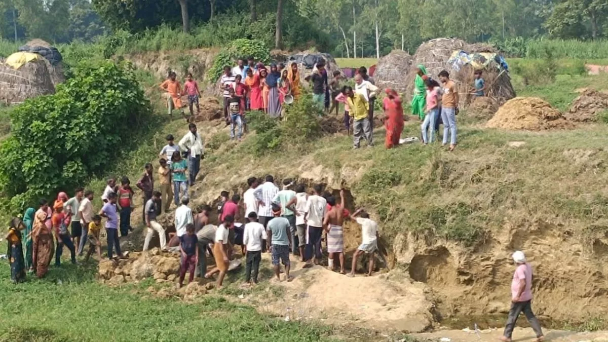 Lakhimpur News: मिट्टी पलटने से पांच बच्चे दबे, मशक्कत से ग्रामीणों ने निकाला; एक की हालत गंभीर