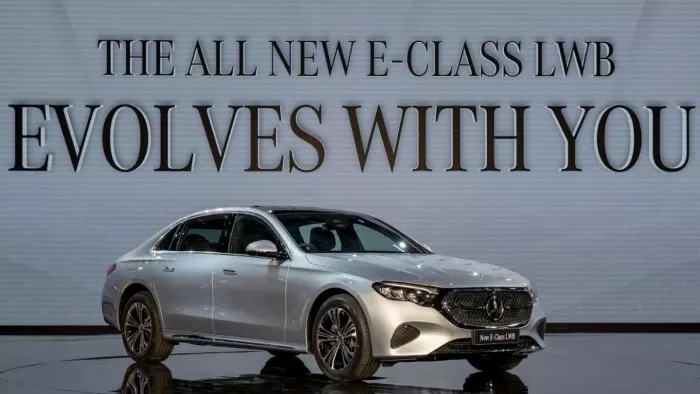 Mercedes E-Class LWB भारत में तीन वेरिएंट में लॉन्च हुई।
